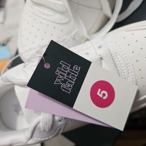 Girl size 5 white shoe